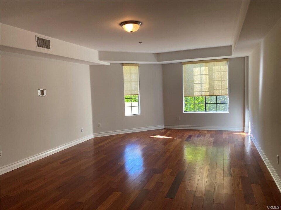 107 N Swall Dr in Los Angeles, CA - Building Photo