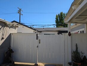 240 W Cedar Ave in Burbank, CA - Building Photo - Building Photo