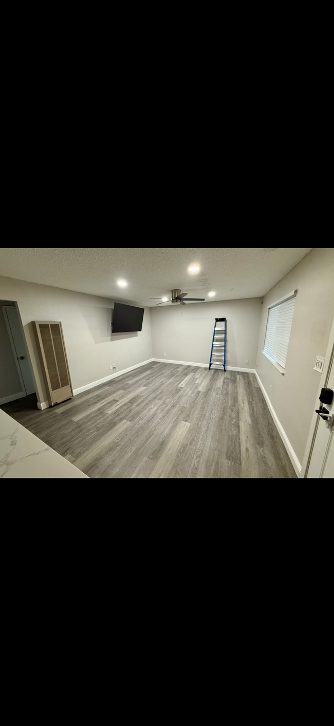1707 W Swain Rd, Unit 6 in Stockton, CA - Foto de edificio - Building Photo