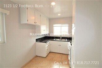 2415 1/2 Foothill Blvd in Montrose, CA - Building Photo - Building Photo