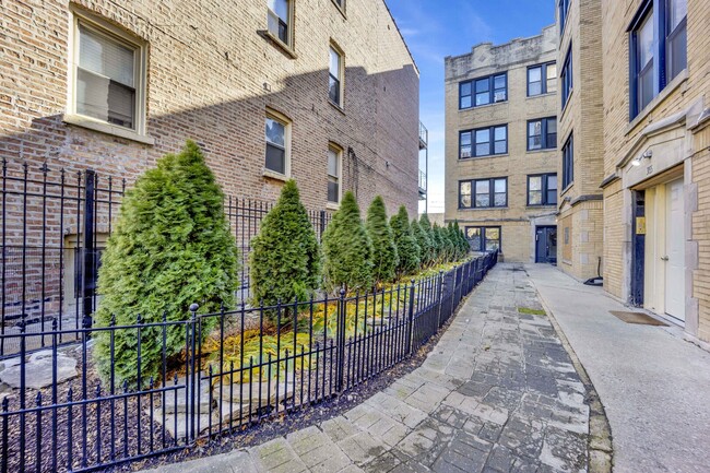 property at 3153 W Augusta Blvd