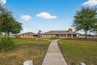 10645 Oak Brook Dr in Houston, TX - Building Photo - Building Photo