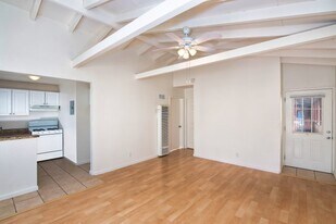 306 E Balboa Blvd, Unit #3 in Newport Beach, CA - Foto de edificio - Building Photo