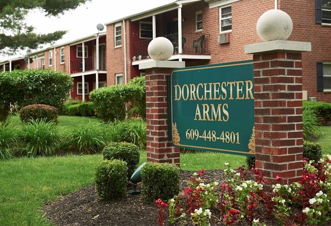 Dorchester Arms in Hightstown, NJ - Foto de edificio - Building Photo