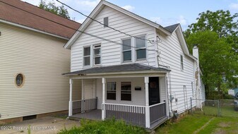 121 Throop St in Scranton, PA - Building Photo