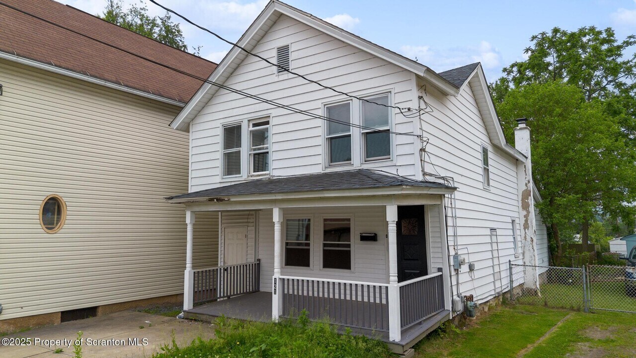 121 Throop St in Scranton, PA - Building Photo