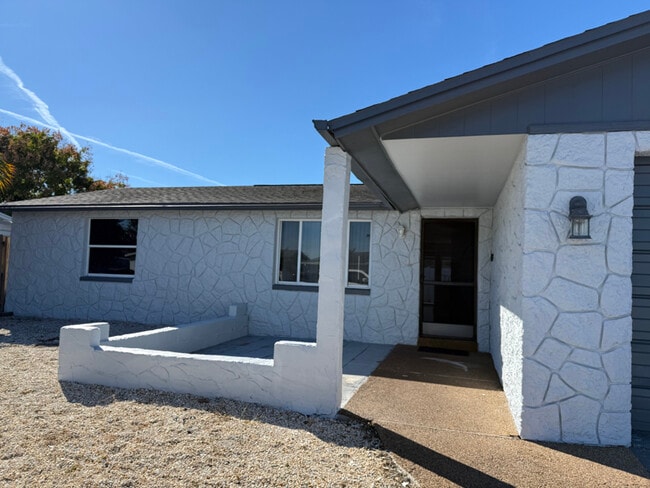 9105 Sterling Ln in Port Richey, FL - Building Photo - Building Photo