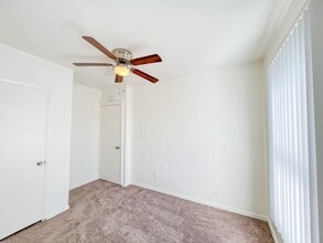 1000 E Burnett St, Unit 4 in Signal Hill, CA - Building Photo - Building Photo