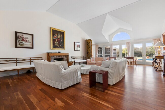 39 Marylea Dr in Southampton, NY - Building Photo - Building Photo