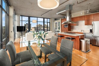 2720 3rd Ave in Seattle, WA - Foto de edificio - Building Photo