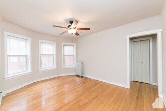 4029 W Melrose St, Unit 25-2E in Chicago, IL - Foto de edificio - Building Photo