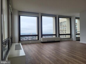 200 Locust St in Philadelphia, PA - Building Photo - Building Photo