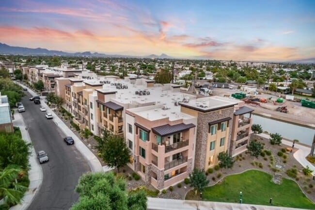 property at 4803 N Woodmere Fairway