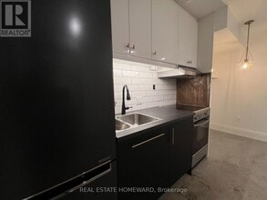 110 Caroline Ave in Toronto, ON - Building Photo - Building Photo