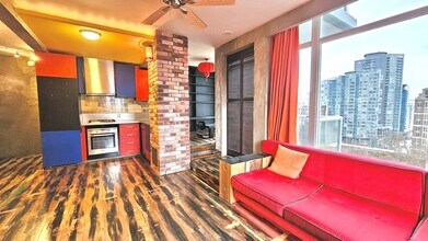 480 Robson St in Vancouver, BC - Building Photo - Building Photo