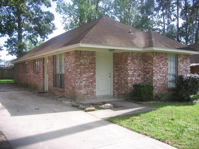11208 Hillridge Dr in Conroe, TX - Building Photo - Building Photo