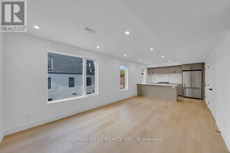 502 Atlas Ave in Toronto, ON - Building Photo - Building Photo