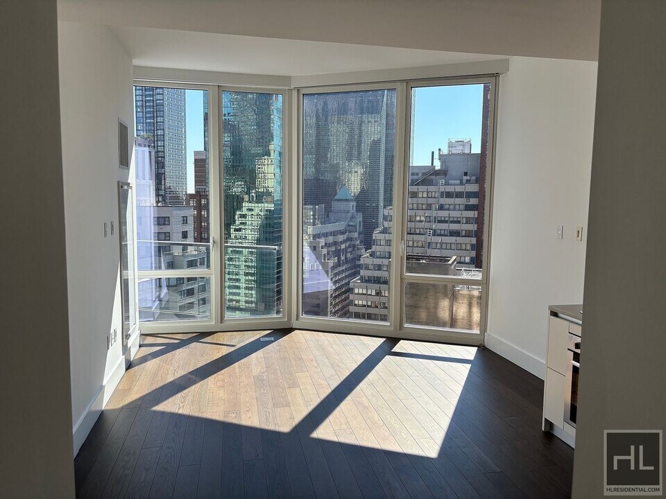 East 44th Street in New York, NY - Building Photo