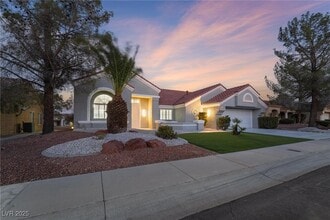 2528 Sunup Dr in Las Vegas, NV - Building Photo - Building Photo