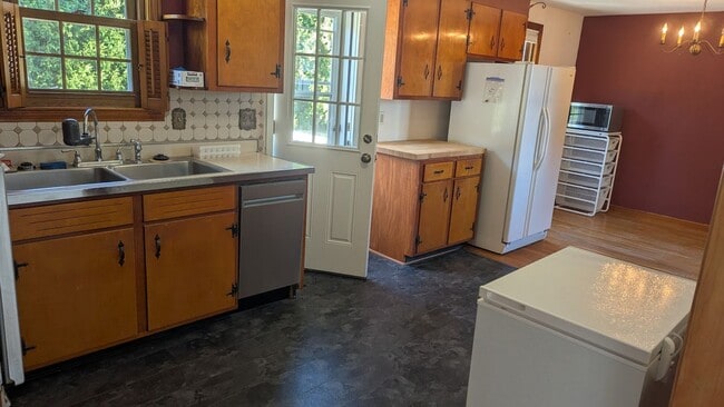 128 Old Charter Rd in Marlborough, MA - Building Photo - Building Photo