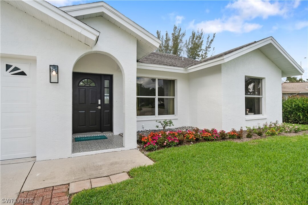 1719 Camelia Ln in Naples, FL - Building Photo