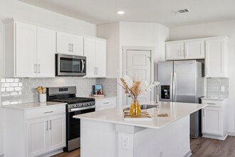 523 Millbrook Blvd in San Marcos, TX - Foto de edificio - Building Photo