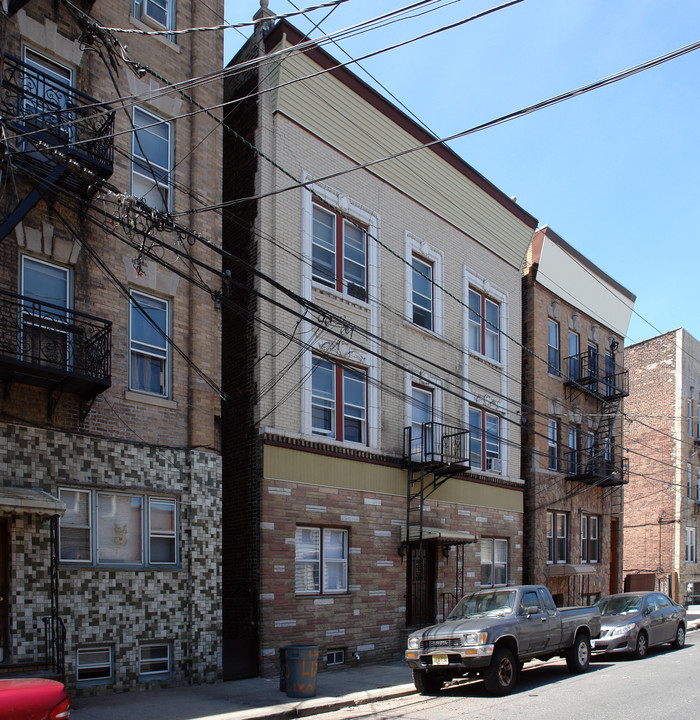 72 Nichols St in Newark, NJ - Building Photo