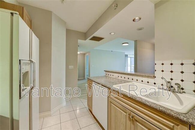 1152-1152 Sunset Dr in Kelowna, BC - Building Photo - Building Photo