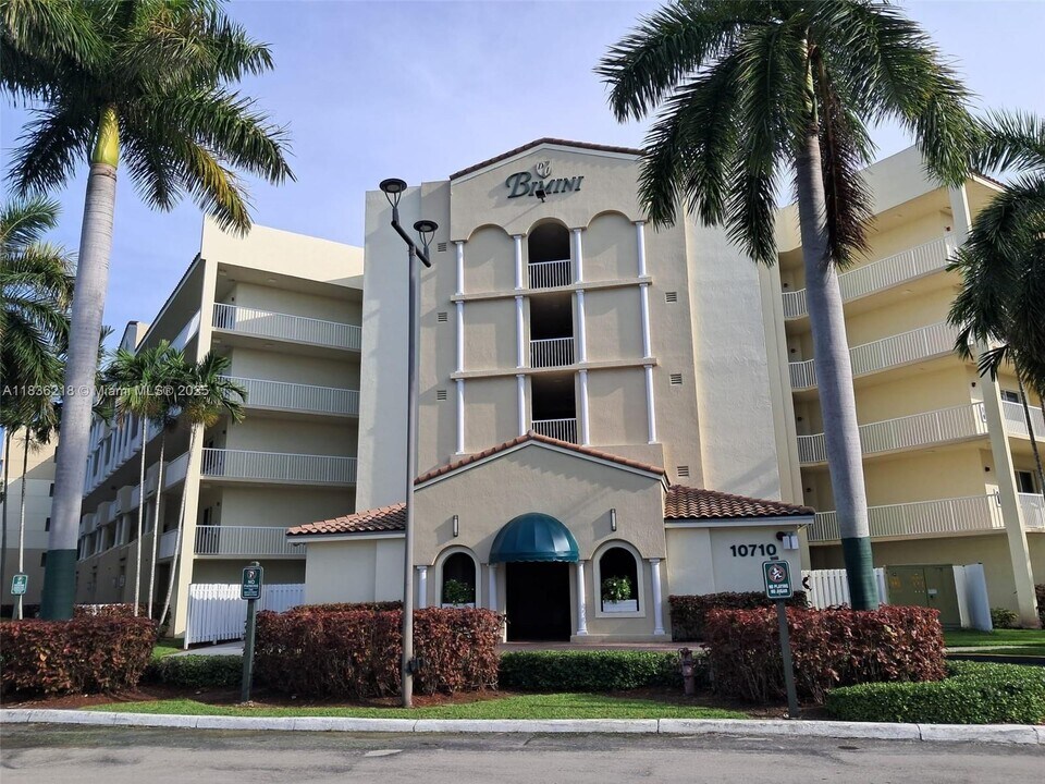 10710 NW 66th St in Doral, FL - Building Photo