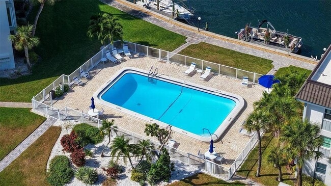 4330 Falmouth Dr in Longboat Key, FL - Building Photo - Building Photo