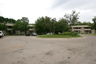 Collier Garden Apartments in Rockford, IL - Building Photo - Building Photo