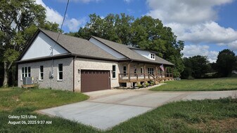 3931 Taylors Store Rd in Hampshire, TN - Building Photo