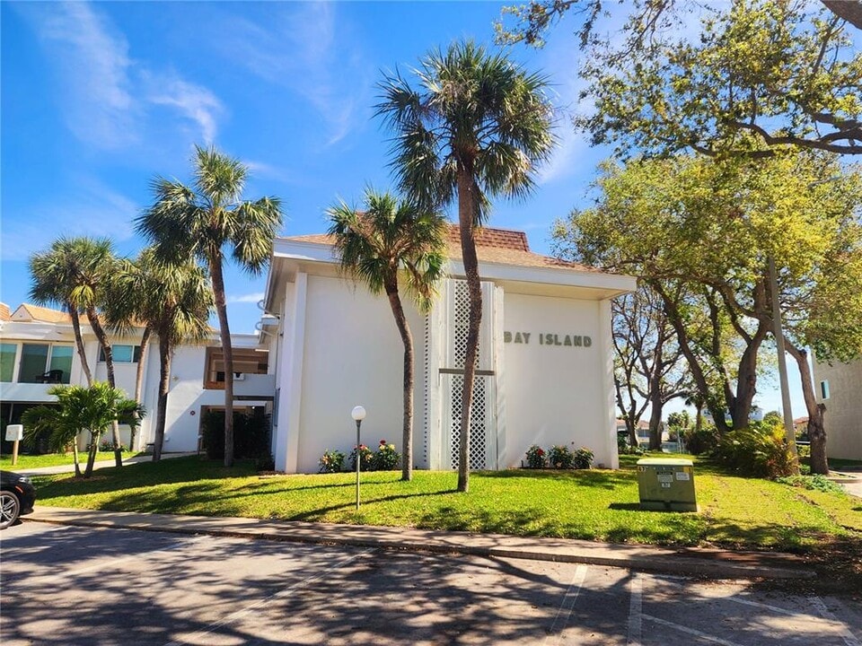311 Island Way in Clearwater, FL - Building Photo