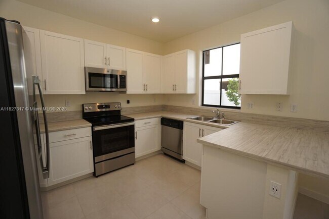 10911 W 33rd Ln in Hialeah, FL - Building Photo - Building Photo