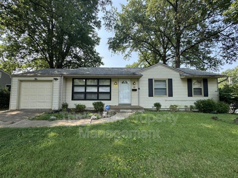 10 Drummond Dr in Ferguson, MO - Building Photo