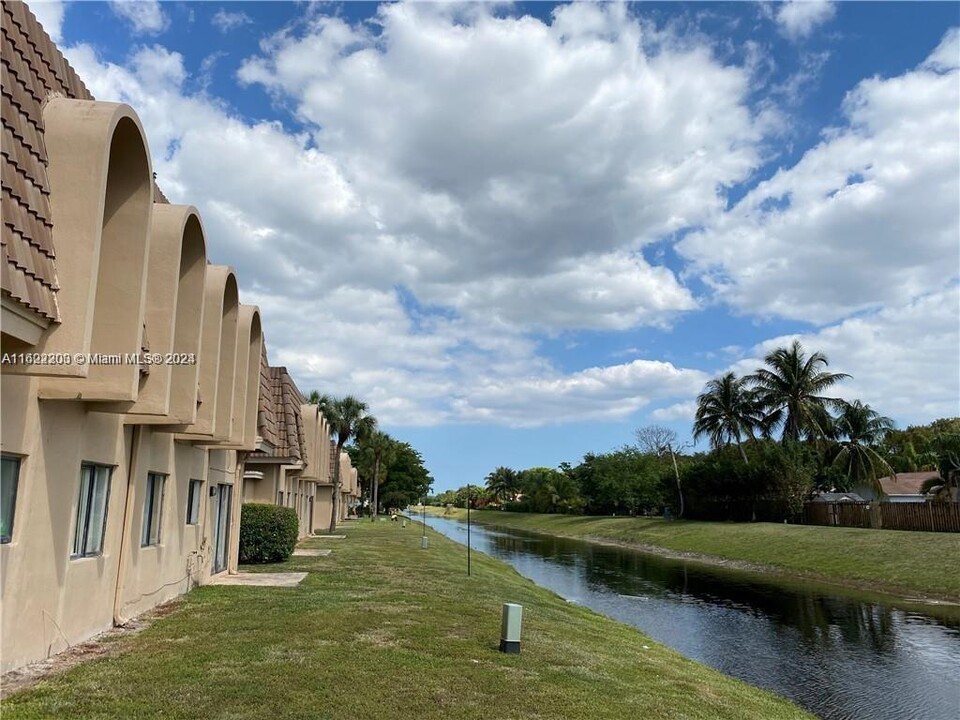 10920 Royal Palm Blvd in Coral Springs, FL - Foto de edificio