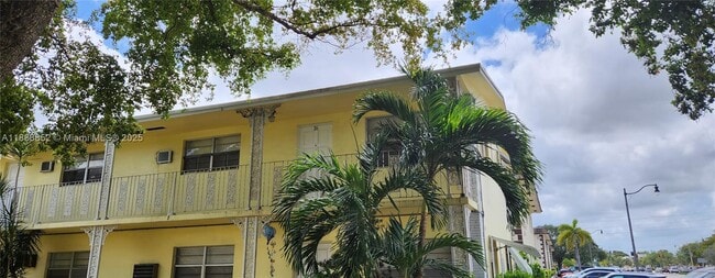 5400 Hollywood Blvd in Hollywood, FL - Foto de edificio - Building Photo