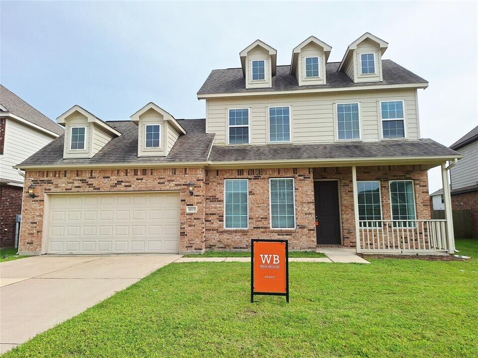 3207 Youngs Meadow Ln in San Leon, TX - Building Photo