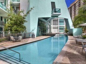 6000 Collins Ave, Unit 540 in Miami Beach, FL - Building Photo
