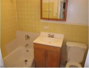 220 W Sumner Ave, Unit 101 in Roselle Park, NJ - Building Photo - Building Photo