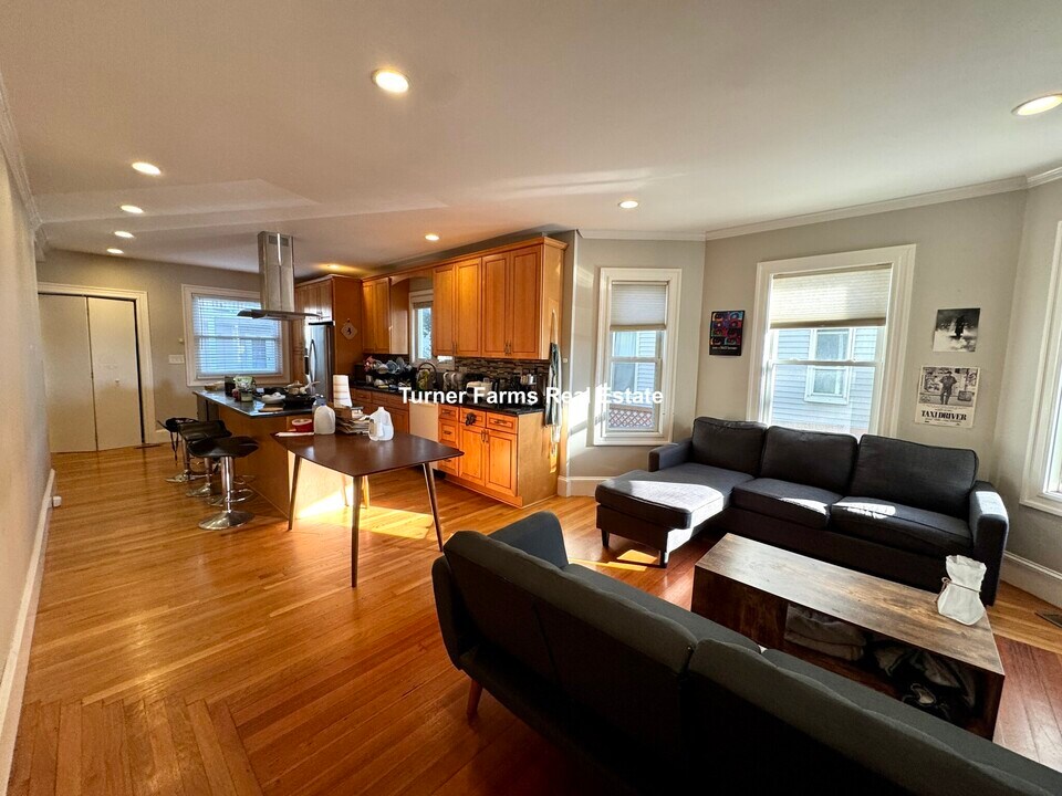 201 College Ave, Unit 1 in Somerville, MA - Building Photo