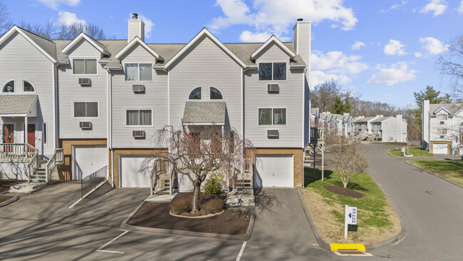 925 Oronoke Rd in Waterbury, CT - Foto de edificio - Building Photo