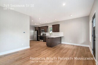 749 Sherman St SE in Grand Rapids, MI - Building Photo - Building Photo