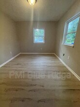 2020 Somerset Dr in Hendersonville, NC - Foto de edificio - Building Photo