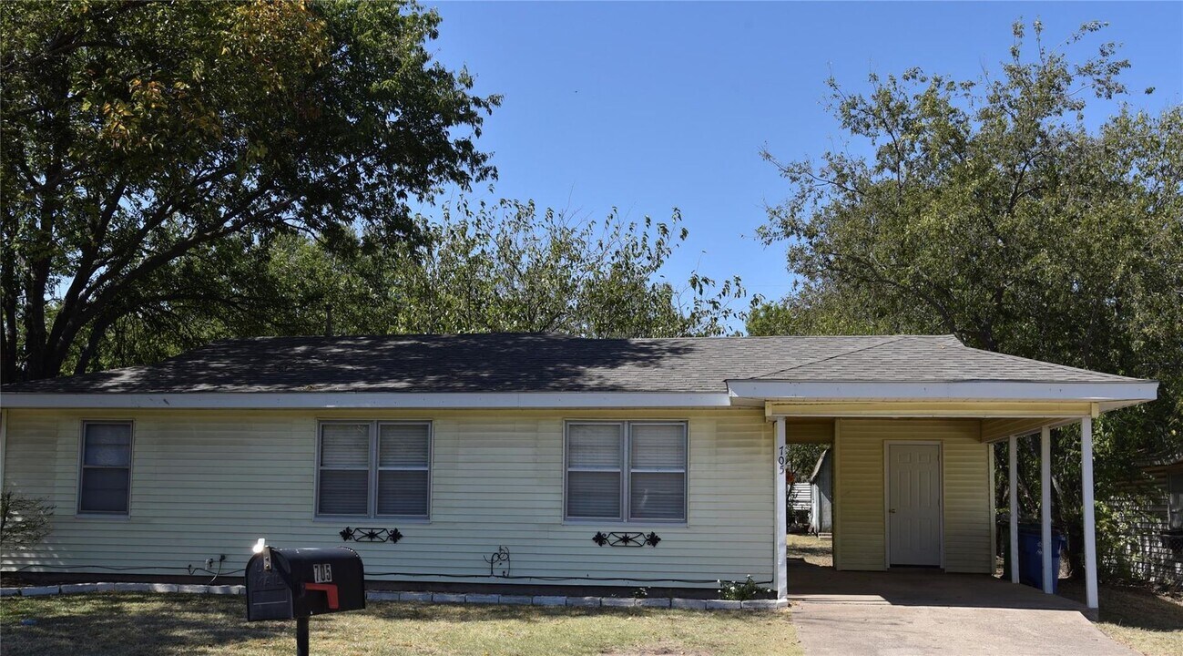 705 N Sewell Dr in Decatur, TX - Building Photo