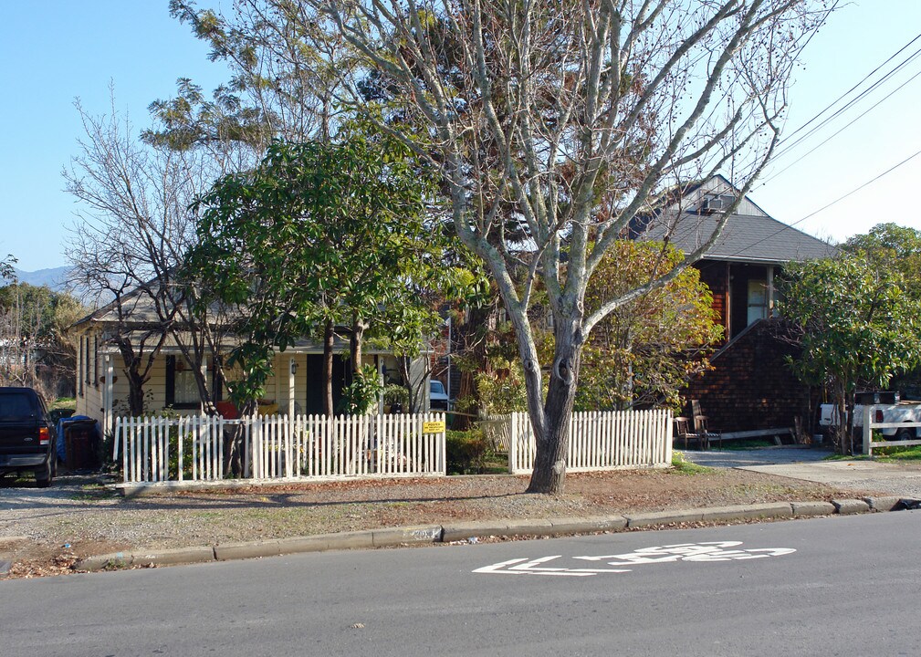 258 Woodland Ave in San Rafael, CA - Foto de edificio