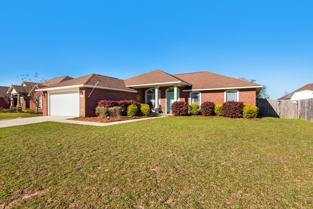 6165 Winchester Cir in Milton, FL - Building Photo