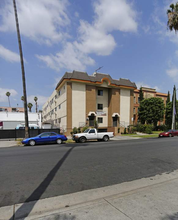 545 S Manhattan Pl in Los Angeles, CA - Foto de edificio