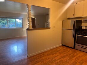 399 W Angela St in Pleasanton, CA - Foto de edificio - Building Photo