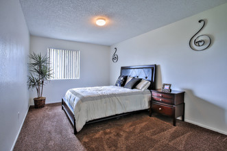 Silver Lake Apartments in Fresno, CA - Building Photo - Building Photo